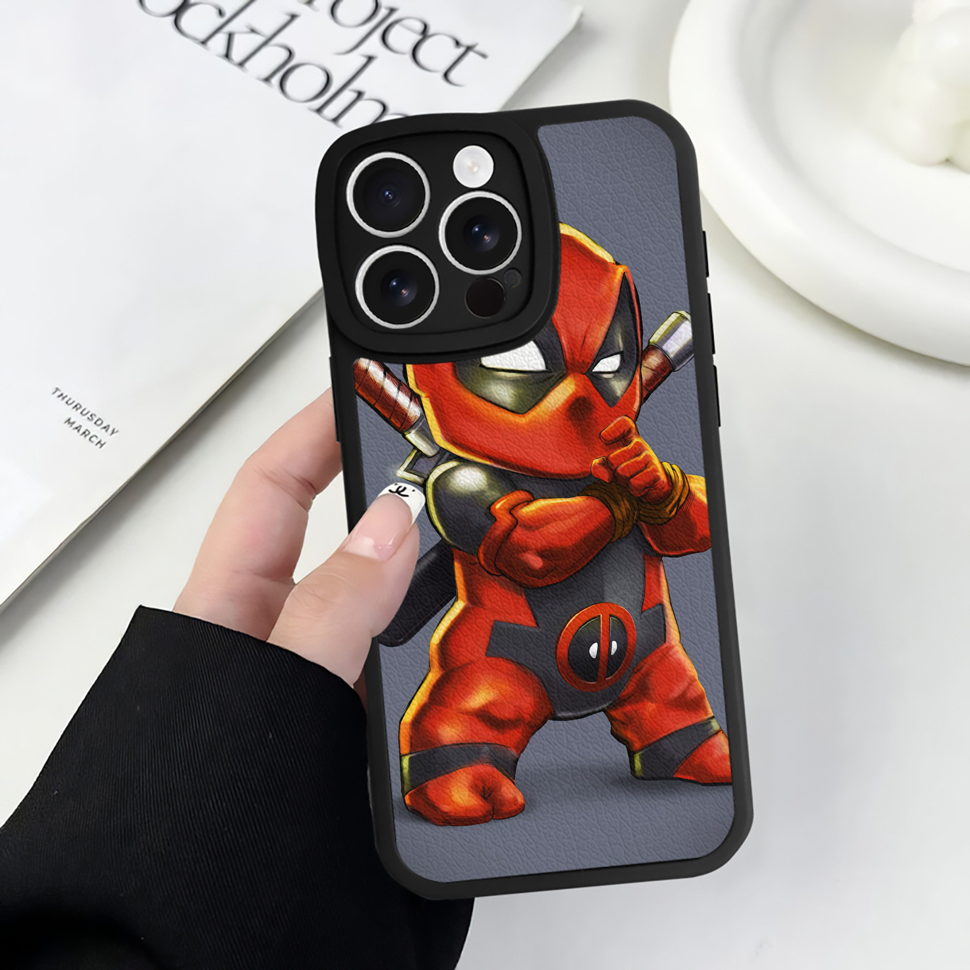 （画像用） Deadpool デッドプール 【iPhone 16シリーズ対応】シリコンスマホケース（レザー調） 材質：シリコン